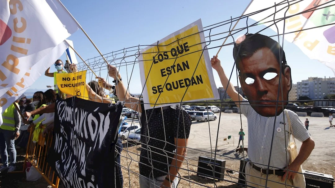  En la imagen una careta del presidente del Gobierno, Pedro S&aacute;nchez es utilizada durante la protesta