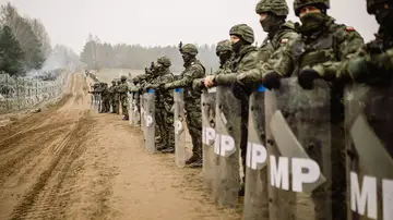 Miles de personas atrapadas en la frontera entre Bielorrusia y Polonia. Son los duros testimonios de una gran crisis migratoria. Miles de personas atrapadas en la frontera entre Bielorrusia y Polonia. Son los duros testimonios de una gran crisis migratoria.