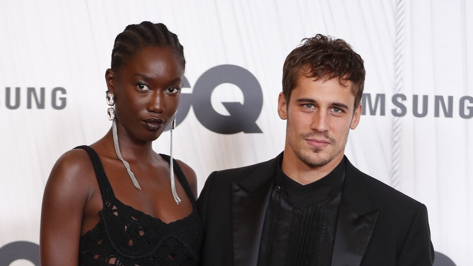 Martiño Rivas posa por primera vez en la alfombra roja con su nueva novia Lily Fofana