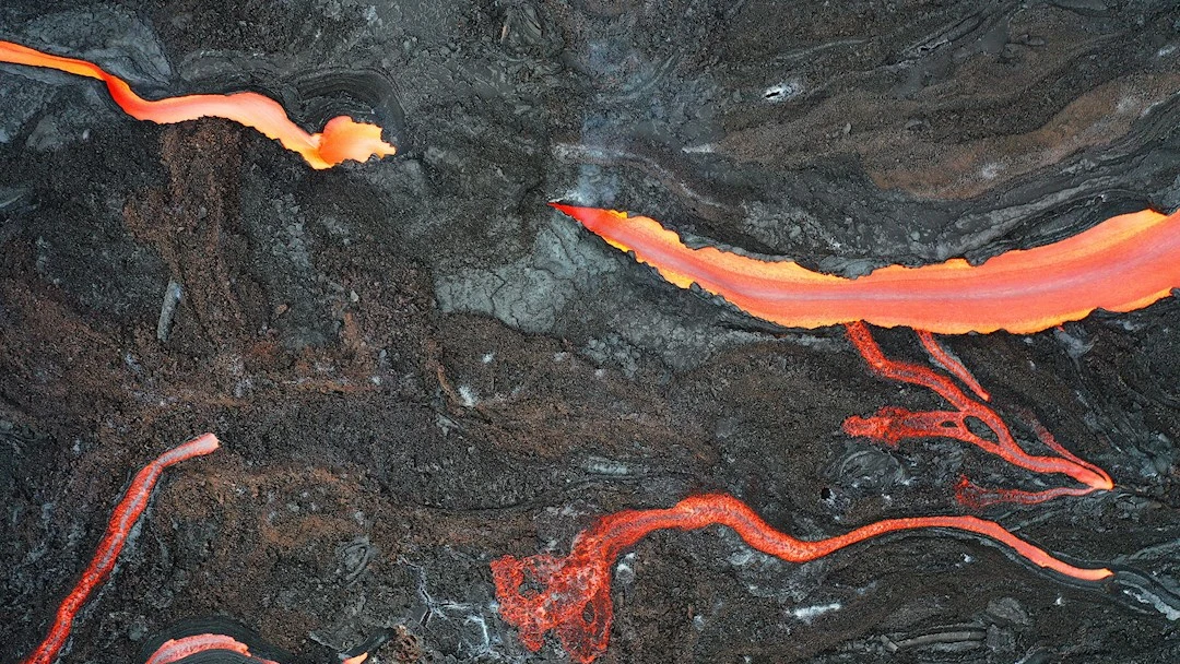 Un r&iacute;o de magma discurre por la fajana creada por la erupci&oacute;n del volc&aacute;n Cumbre Vieja. La sismicidad asociada al volc&aacute;n ha aumentado en las &uacute;ltimas horas en los niveles profundos a m&aacute;s de 20 kil&oacute;metros bajo tierra
