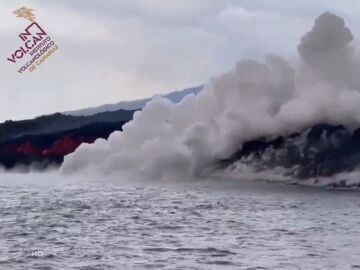 El volcán de La Palma en contacto con el mar