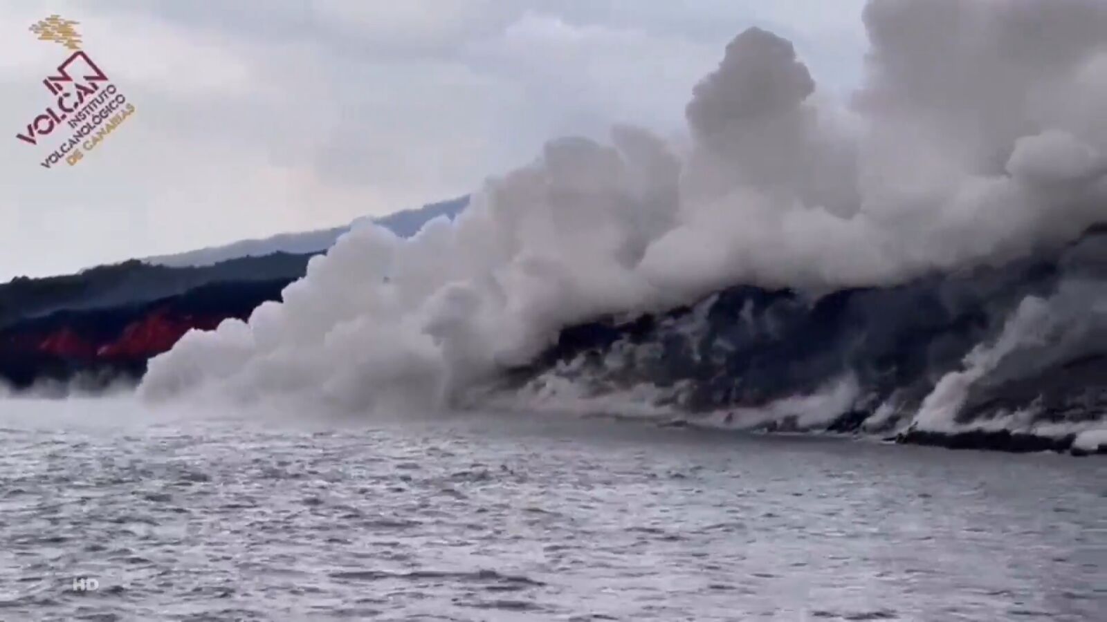 Así suena la lava del volcán de La Palma en contacto con el mar
