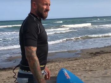 Enrico Grossi recorre 400 km por el Mediterráneo montado en su tabla de surf para cuidar el mar