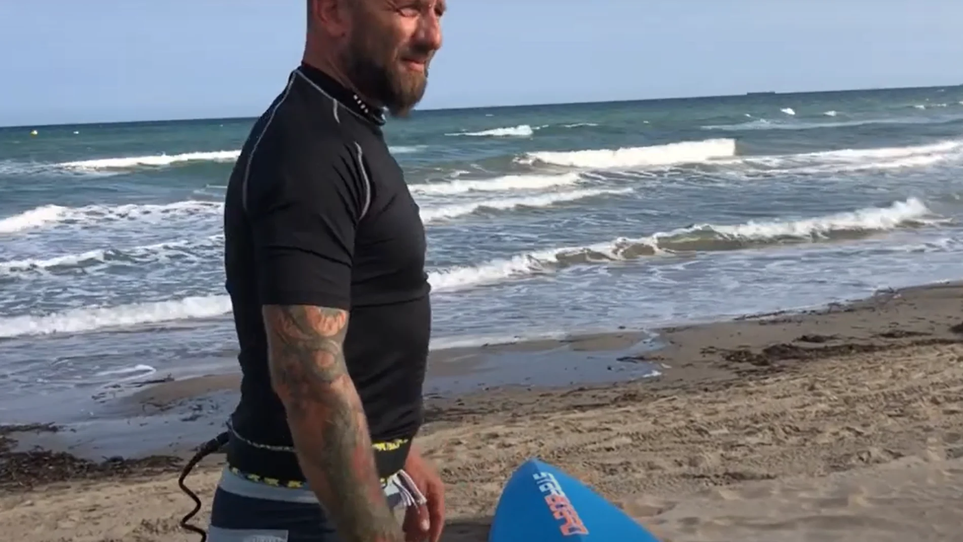 Enrico Grossi recorre 400 km por el Mediterráneo montado en su tabla de surf para cuidar el mar