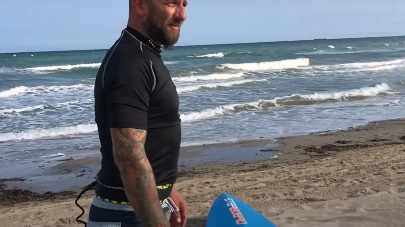 Enrico Grossi recorre 400 km por el Mediterráneo montado en su tabla de surf para cuidar el mar Enrico Grossi recorre 400 km por el Mediterráneo montado en su tabla de surf para 'cuidar el mar'