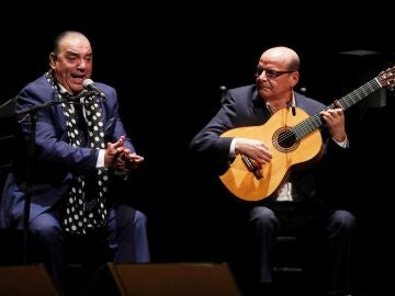 Efemérides de hoy 16 de noviembre. Actuación del guitarrista Miguel Vargas y el cantaor Alejandro Vega en el Festival de Flamenco de Nimes. 