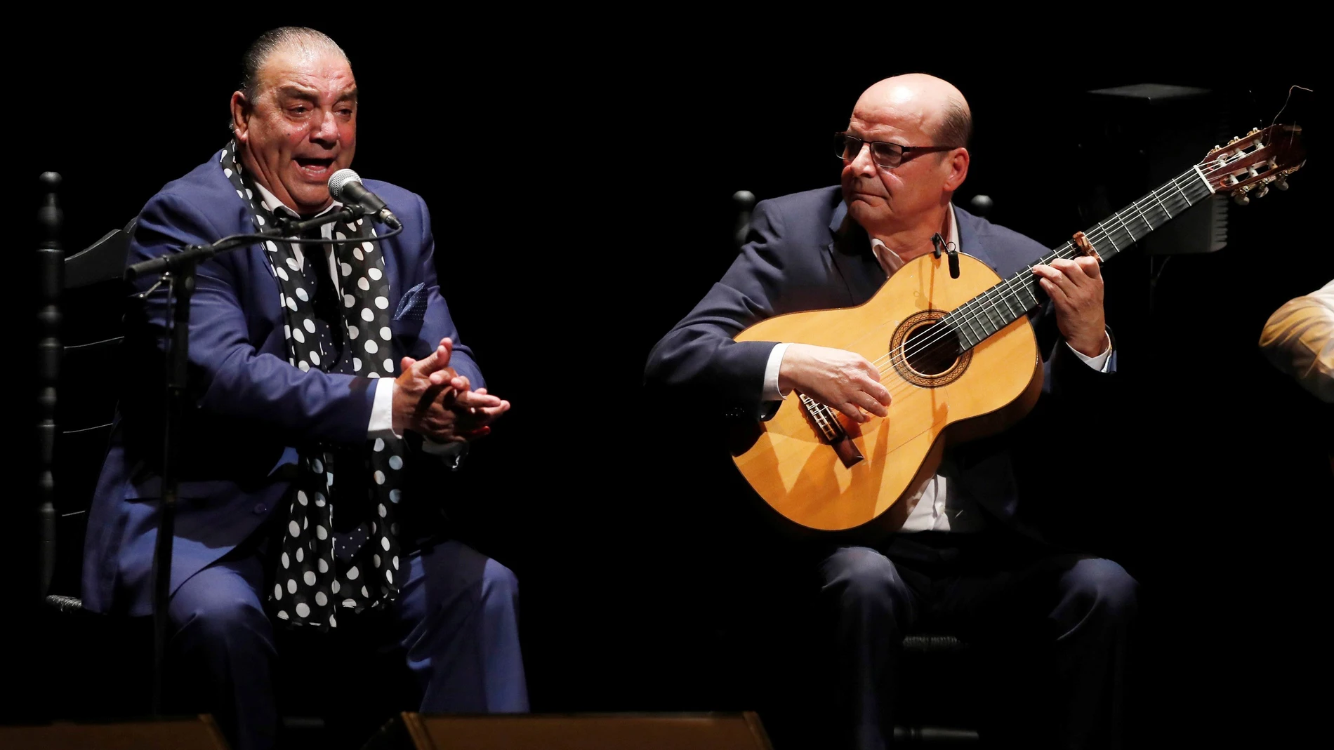 Efemérides de hoy 16 de noviembre. Actuación del guitarrista Miguel Vargas y el cantaor Alejandro Vega en el Festival de Flamenco de Nimes. 
