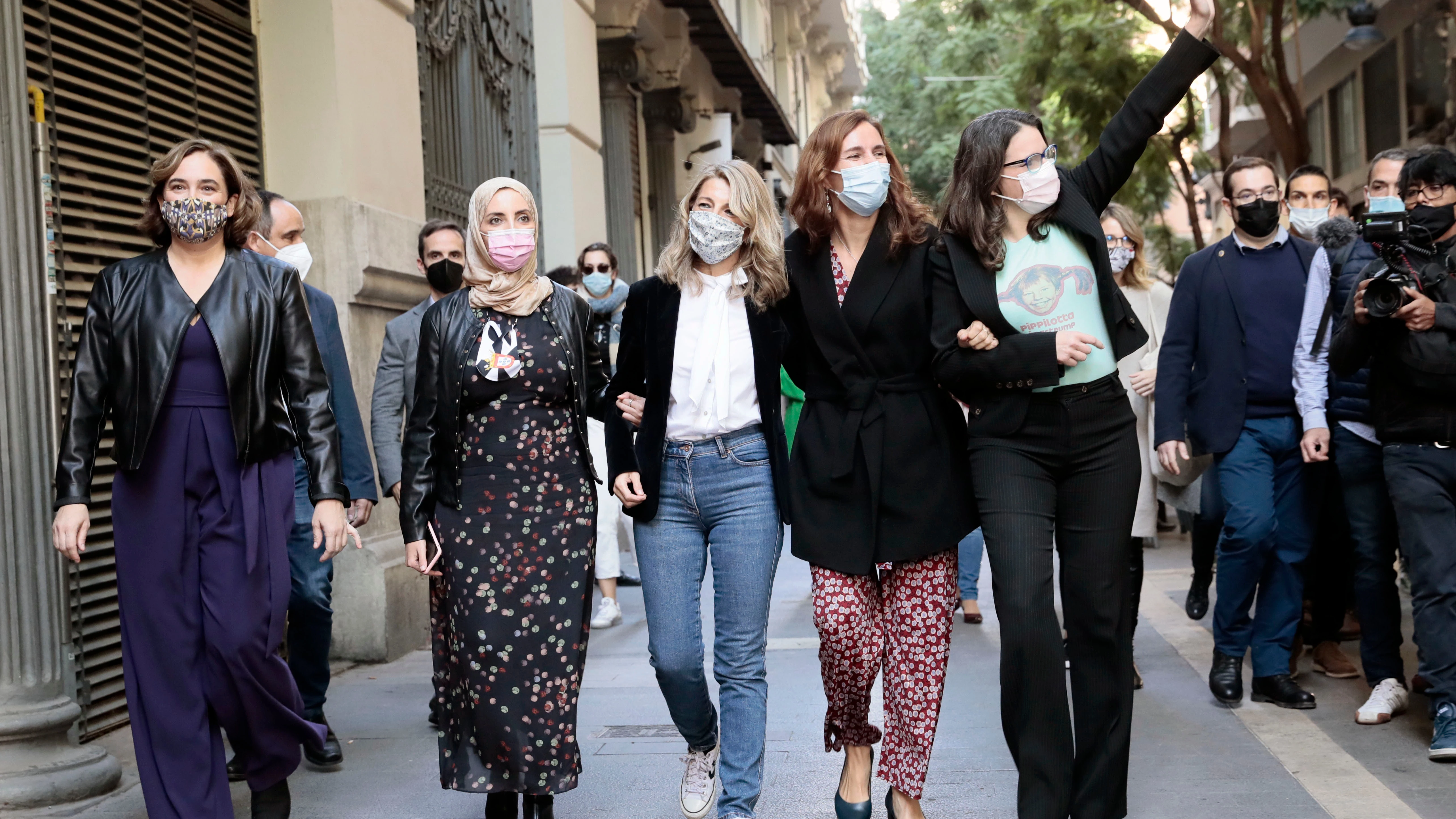 Una protesta de transportistas recibe a Yolanda D&iacute;az entre gritos y huevos en Valencia