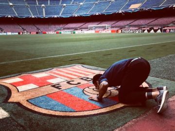 Dani Alves ya saca una sonrisa a la afición: "Espero veros pronto para reconstruir este Barça"