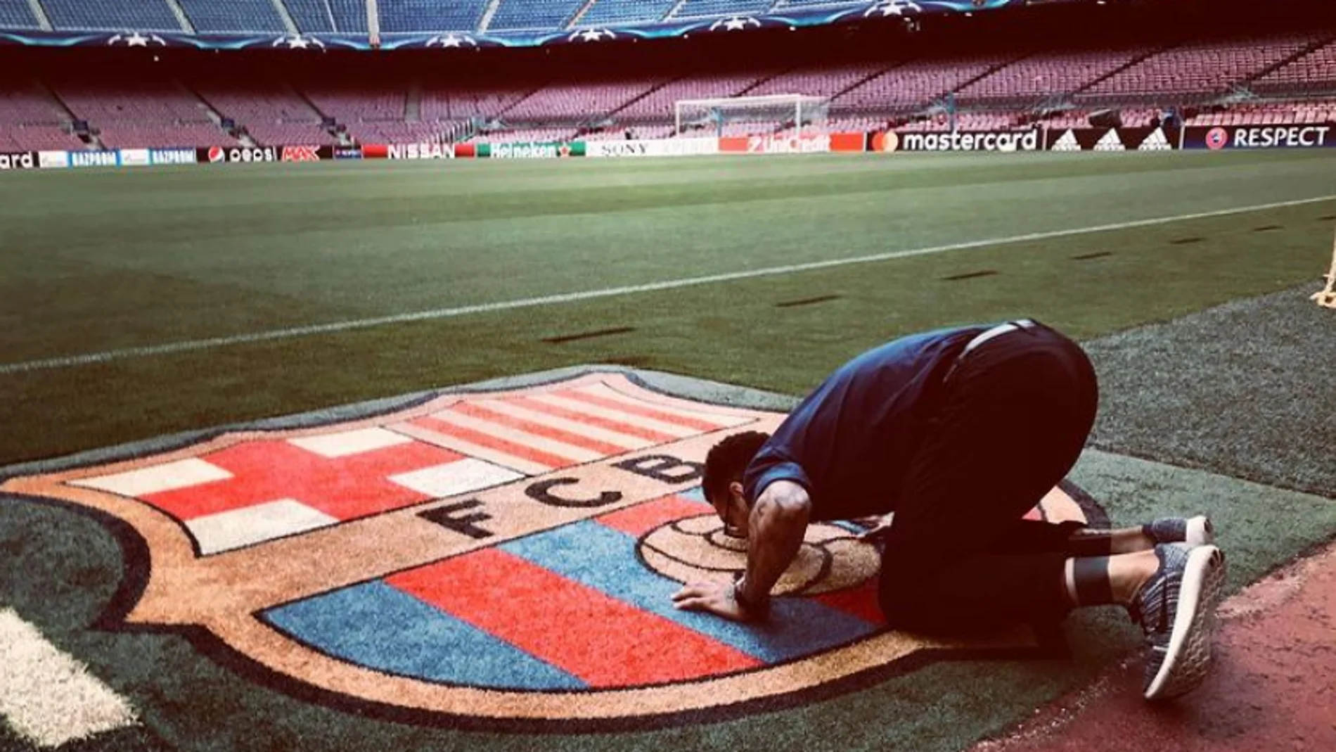 Dani Alves ya saca una sonrisa a la afición: "Espero veros pronto para reconstruir este Barça"