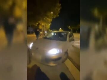 Un conductor intenta atropellar a un grupo de personas a la salida de una discoteca en Barcelona