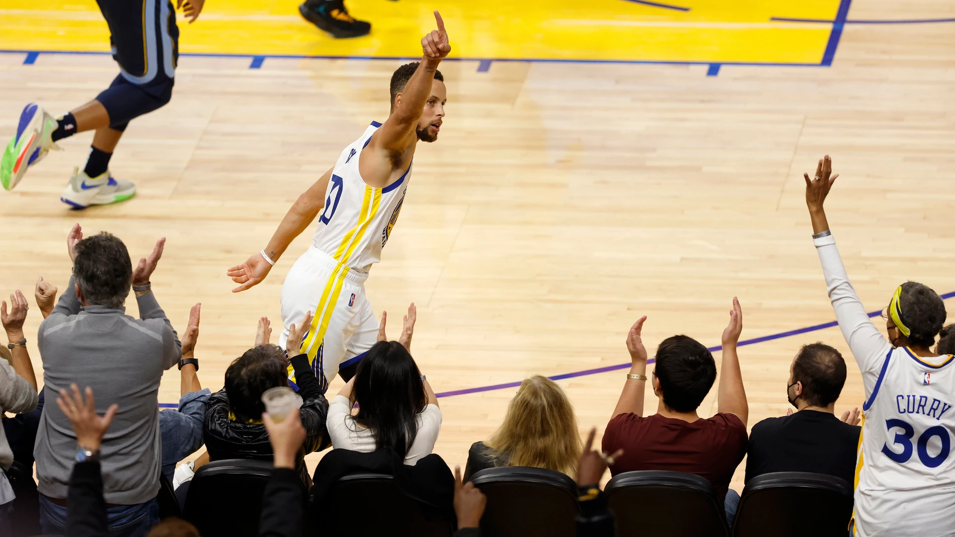Stephen Curry pasa a Ray Allen como el máximo triplista de la historia de la NBA con 3.366
