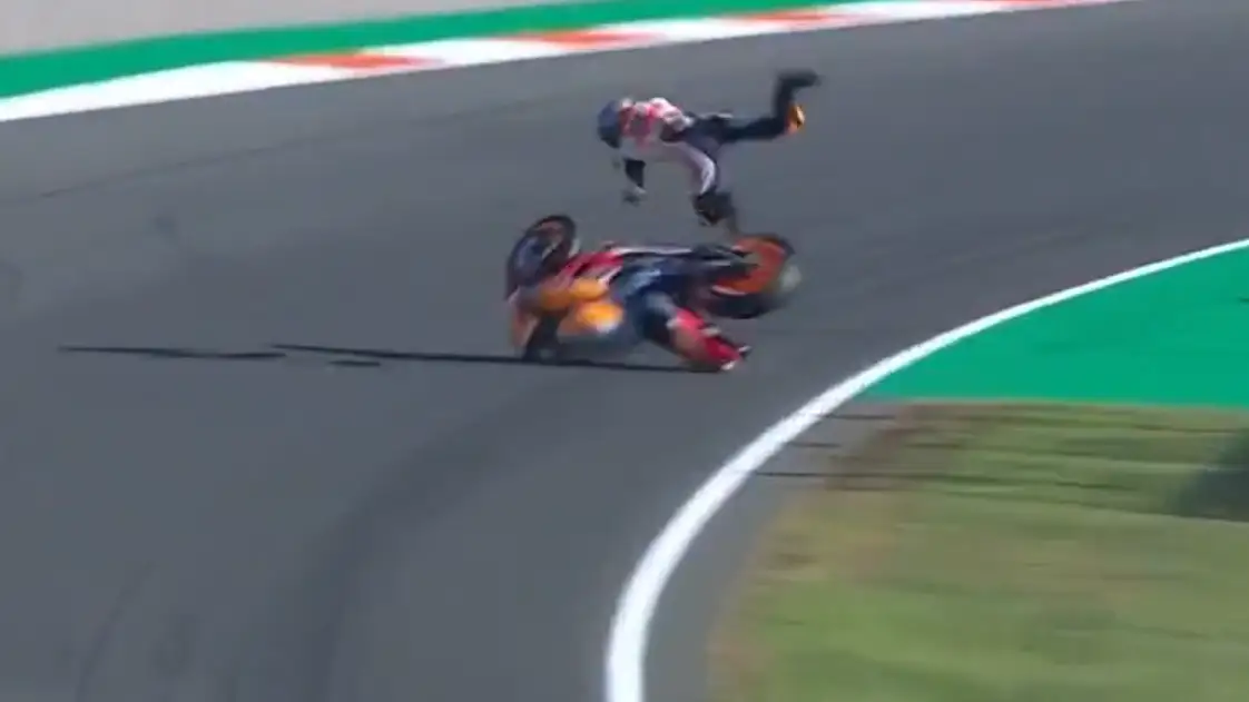 Pol Espargaró sufre una espeluznante caída en el GP de Valencia y es trasladado a un hospital Pol Espargaró sufre una espeluznante caída en el GP de Valencia y es trasladado a un hospital