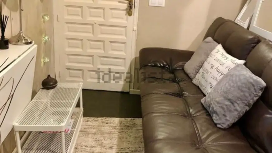 Este piso de Idealista está formado por una habitación que reúne dormitorio, cocina y salón Este piso de Idealista está formado por una habitación que reúne dormitorio, cocina y salón
