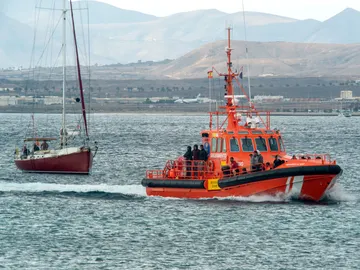 Rescatan una patera con ocho muertos y 12 hospitalizados en Gran Canaria Rescatan una patera con ocho muertos y 12 hospitalizados en Gran Canaria