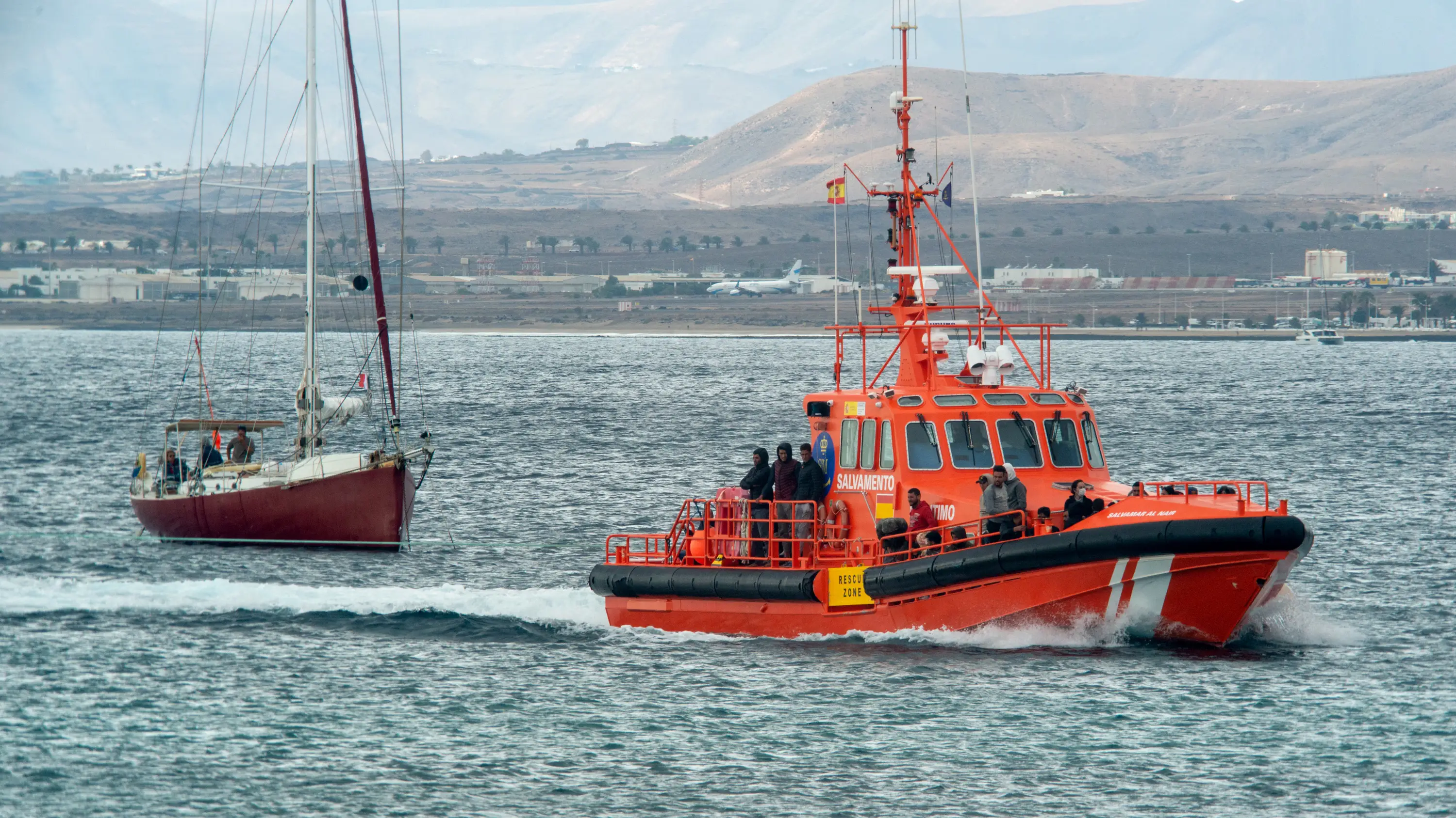 Rescatan una patera con ocho muertos y 12 hospitalizados en Gran Canaria