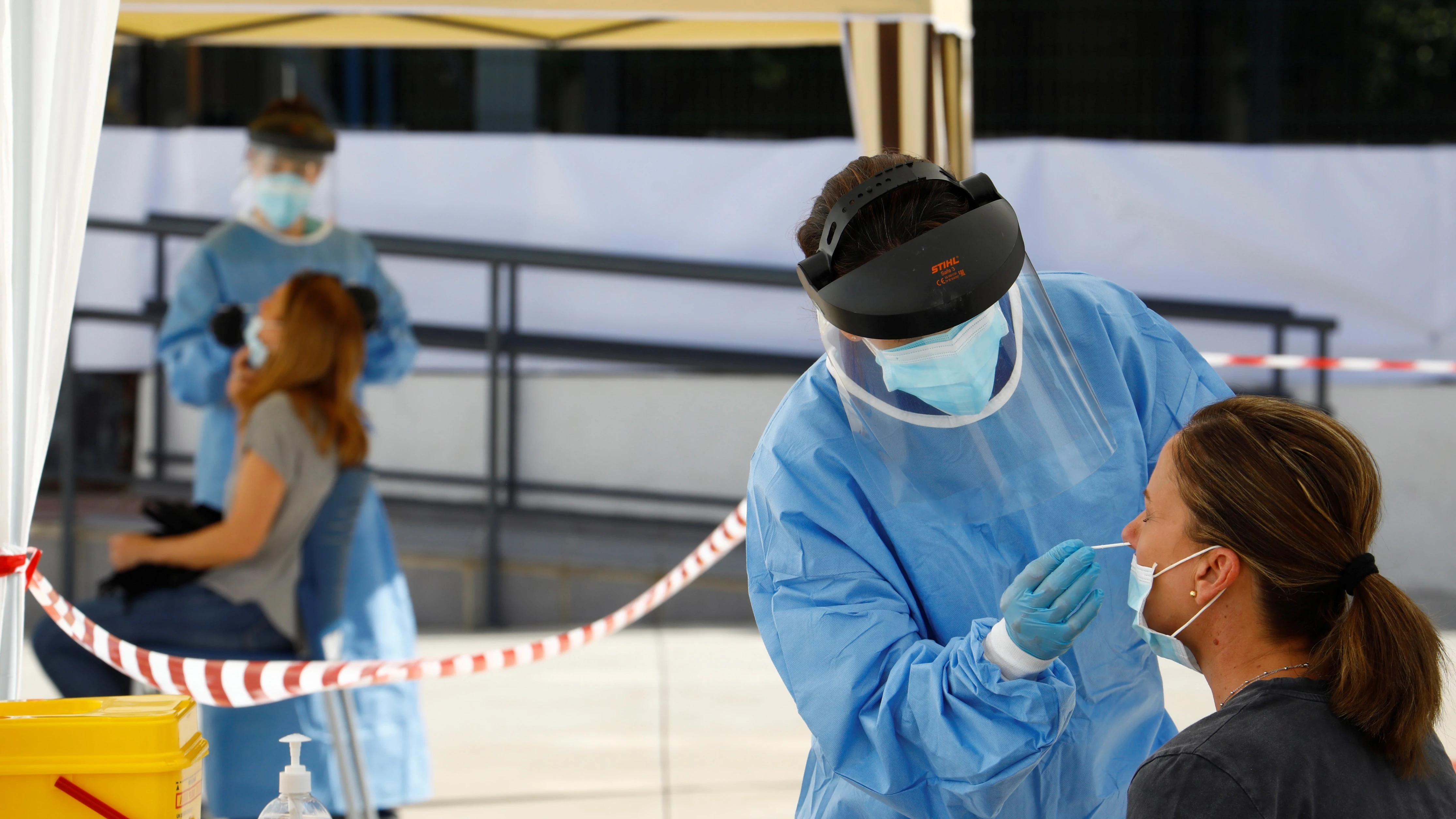 Personal m&eacute;dico realiza pruebas diagn&oacute;sticas de coronavirus en Espa&ntilde;a. Efem&eacute;rides de hoy 17 de noviembre de 2021.