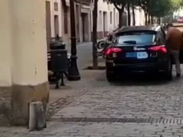 Un cliente de Cabify conduce el coche para salir de una plaza de Barcelona