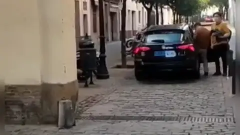 Un cliente de Cabify conduce el coche para salir de una plaza de Barcelona Un cliente de Cabify conduce el coche para salir de una plaza de Barcelona