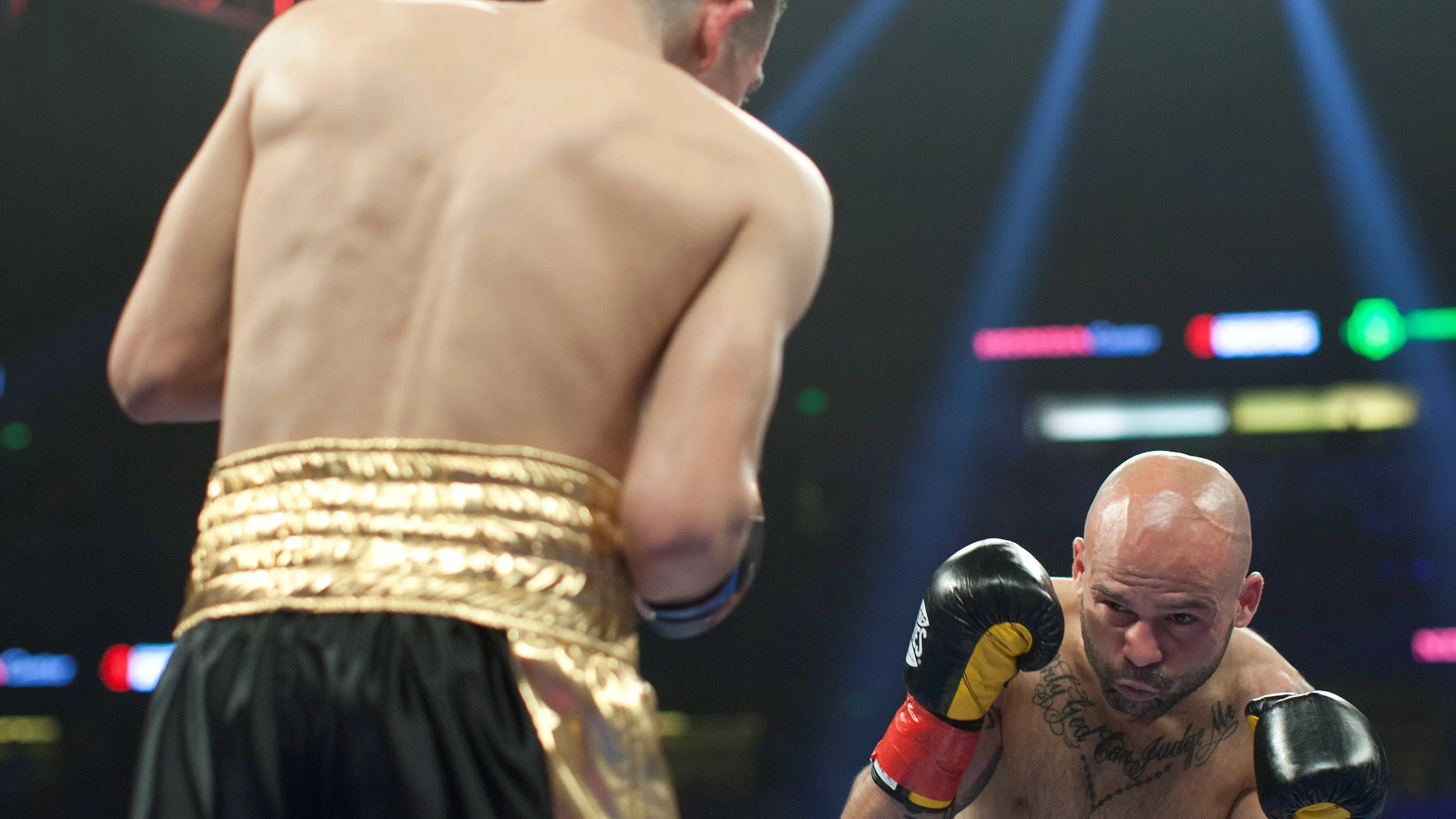 El espa&ntilde;ol Kiko Mart&iacute;nez se proclama campe&oacute;n del mundo de peso pluma con un incre&iacute;bel KO 