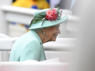 La reina Isabel II pospone su reaparición en público por un dolor en la espalda