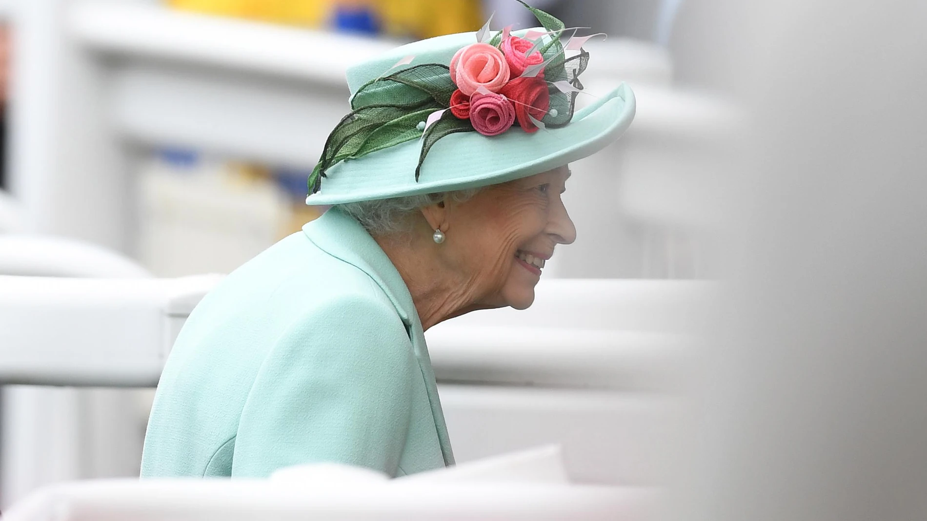La reina Isabel II pospone su reaparición en público por un dolor en la espalda