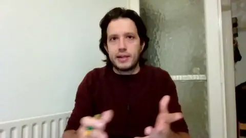 Enric Ortuño, coordinador de intimidad en el cine: "Mi trabajo es que la historia sea creíble" Enric Ortuño, coordinador de intimidad en el cine: "Mi trabajo es que la historia sea creíble"