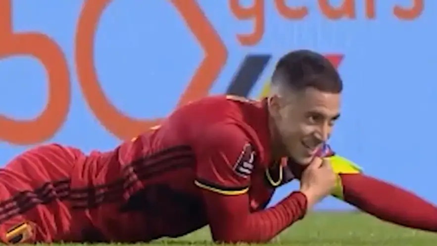 El incomprensible fallo de Hazard ante el portero del que todo el mundo se burla en redes El incomprensible fallo de Hazard ante el portero del que todo el mundo se burla en redes
