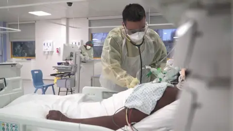 Reino Unido aprueba los ensayos de una vacuna contra el coronavirus que se aplica con un parche cutáneo Reino Unido aprueba los ensayos de una vacuna contra el coronavirus que se aplica con un parche cutáneo
