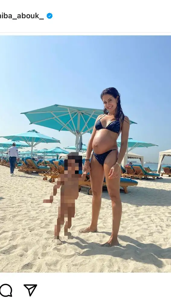 Hiba Abouk posando junto a su hijo en la playa