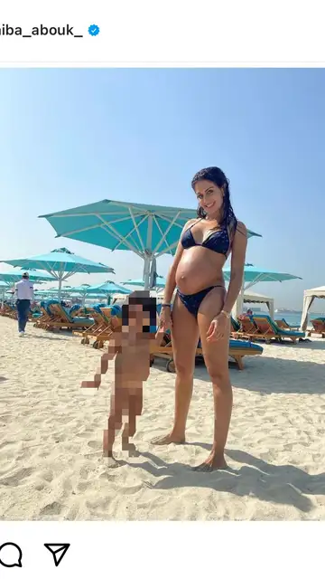 Hiba Abouk posando junto a su hijo en la playa Hiba Abouk
