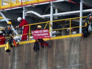 Activistas de Greenpeace se encaraman a los depósitos de la planta de gas de Murgado
