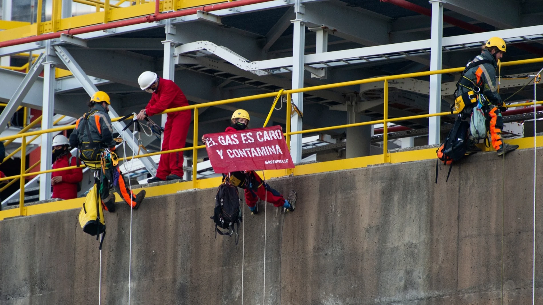 Activistas de Greenpeace se encaraman a los depósitos de la planta de gas de Murgado