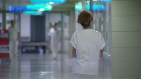 Sanitarios en un hospital 28.000 sanitarios serán despedidos por las comunidades cuando finalice el año
