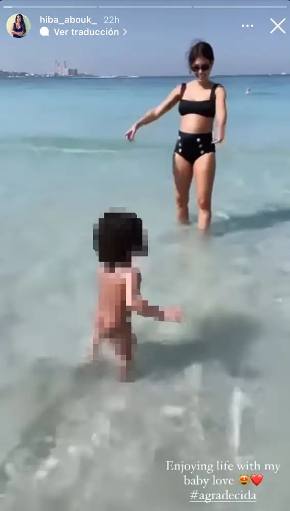 Hiba Abouk jugando con su hijo en el mar