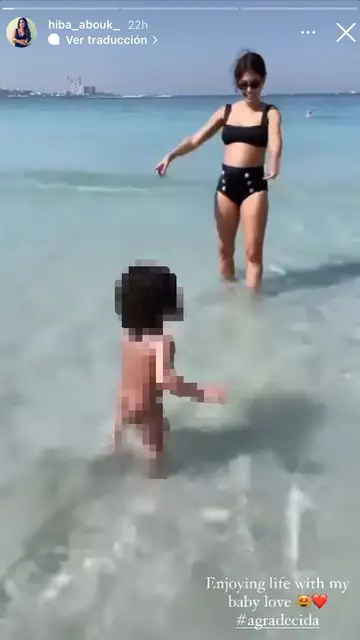 Hiba Abouk jugando con su hijo en el mar Hiba Abouk