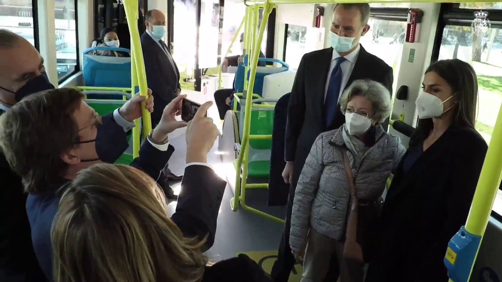 Los reyes dan la sorpresa y se suben en un autobús público junto al alcalde de Madrid y varios pasajeros más