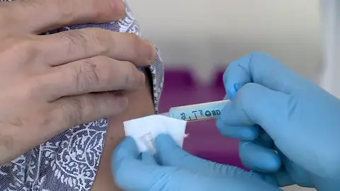 Suministran a un hombre una dosis de una vacuna. Suministran a un hombre una dosis de una vacuna.