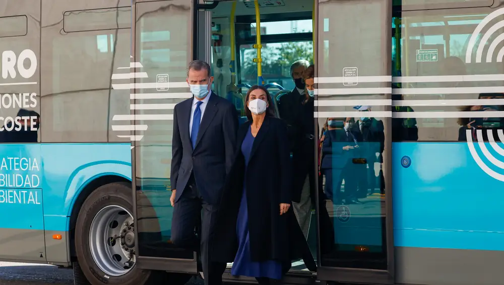 Los reyes Felipe y Letizia se suben a un autobús urbano