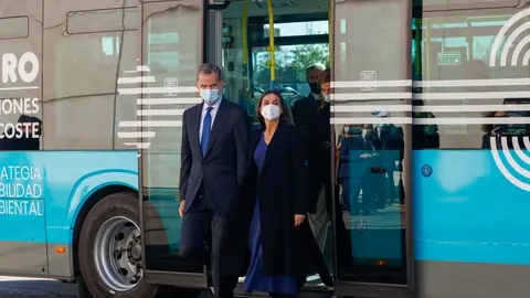 Los reyes Felipe y Letizia se suben a un autobús urbano Los reyes Felipe y Letizia se suben a un autobús urbano