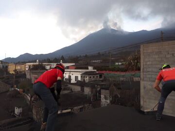 Operarios quitan ceniza del volcán La Palma
