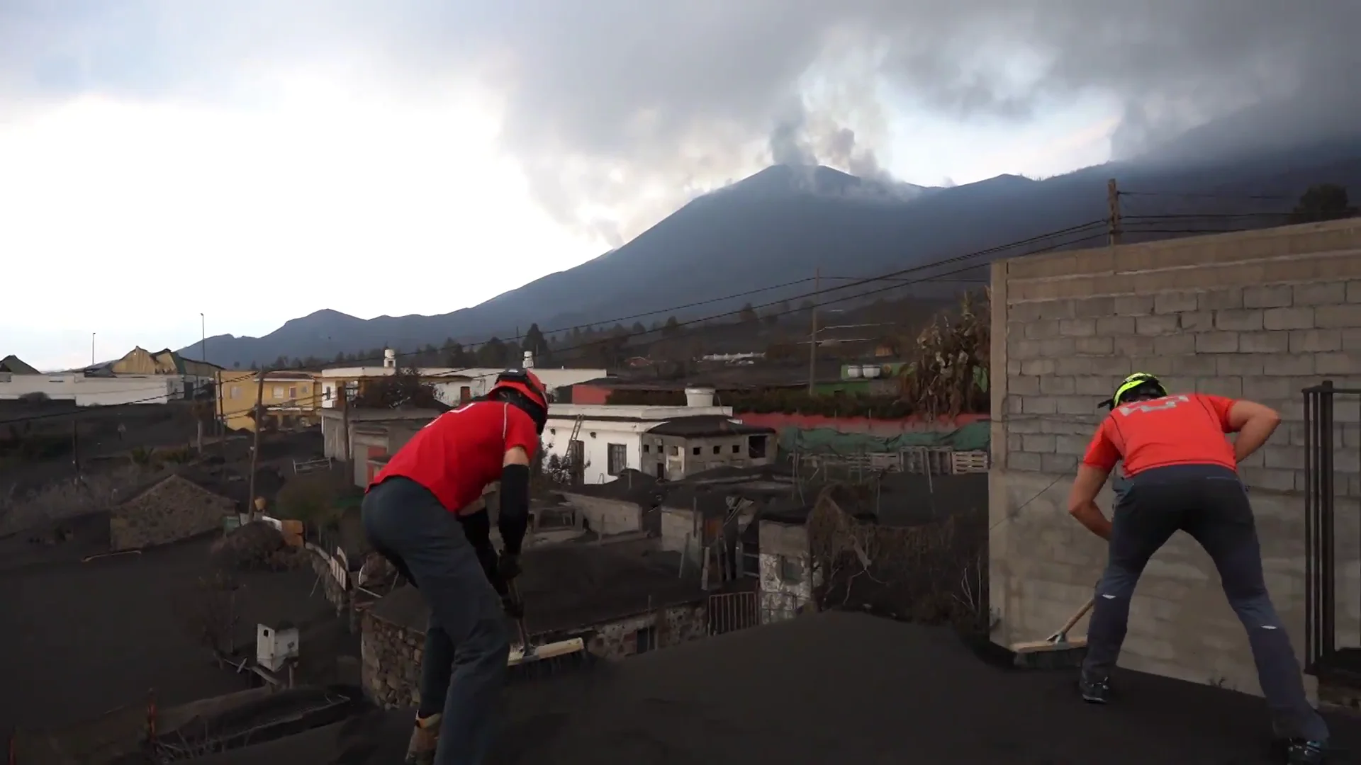 Operarios quitan ceniza del volcán La Palma Operarios quitan ceniza del volcán La Palma