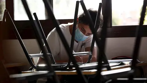 Un estudiante realiza una examen Un estudiante realiza una examen