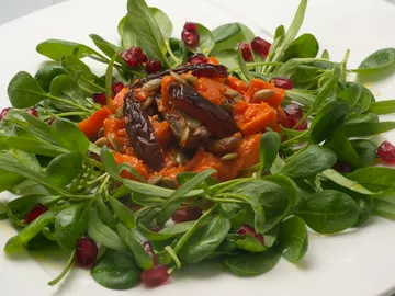Ensalada templada de espinacas y calabaza con dátiles Ensalada templada de espinacas y calabaza con dátiles
