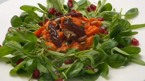 Ensalada templada de espinacas y calabaza con dátiles Ensalada templada de espinacas y calabaza con dátiles