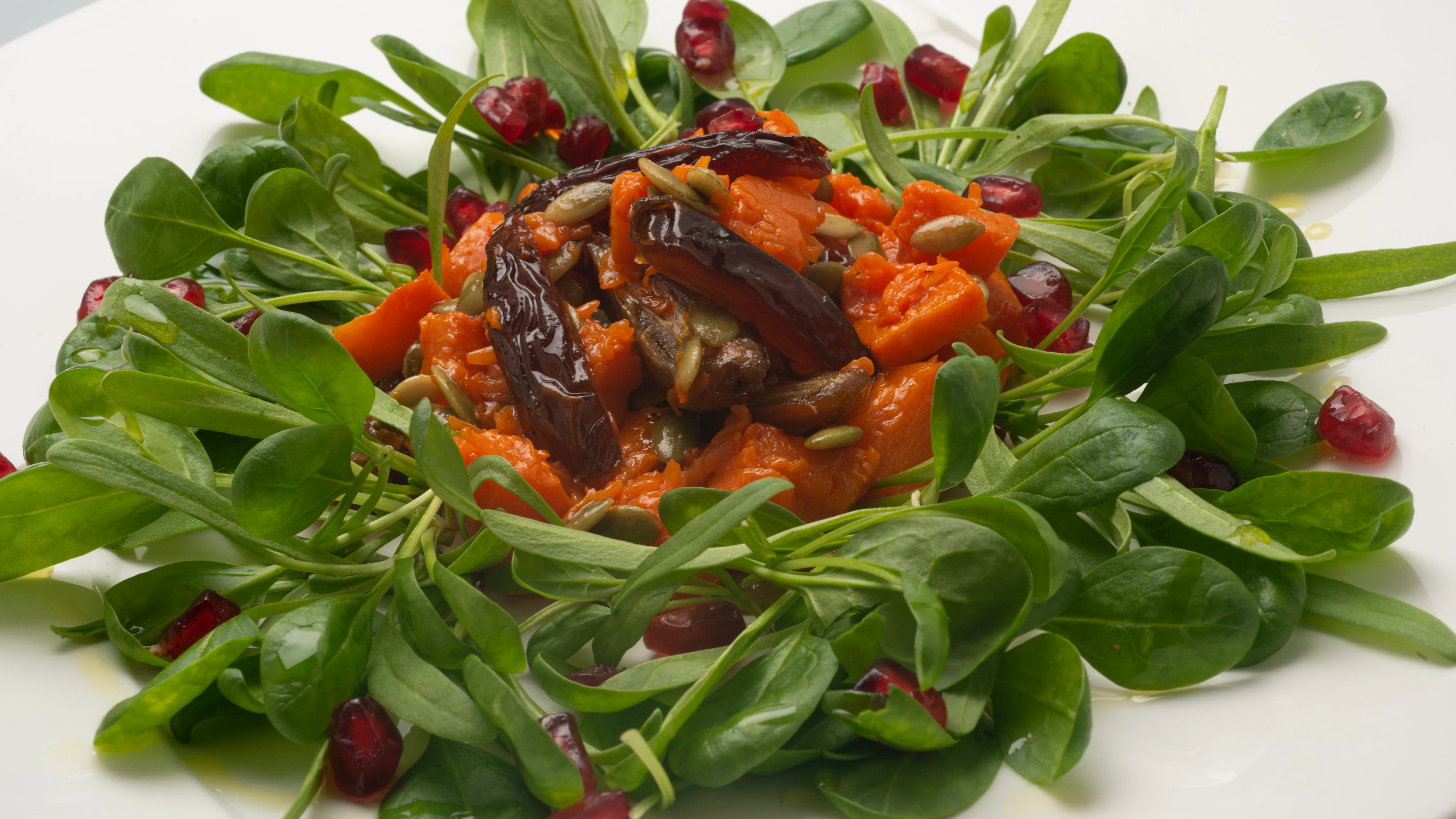 Ensalada templada de espinacas y calabaza con d&aacute;tiles 
