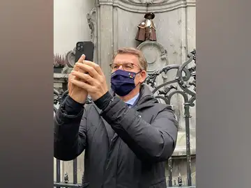 El Manneken Pis se viste de peregrino del Camino de Santiago El Manneken Pis se viste de peregrino del Camino de Santiago