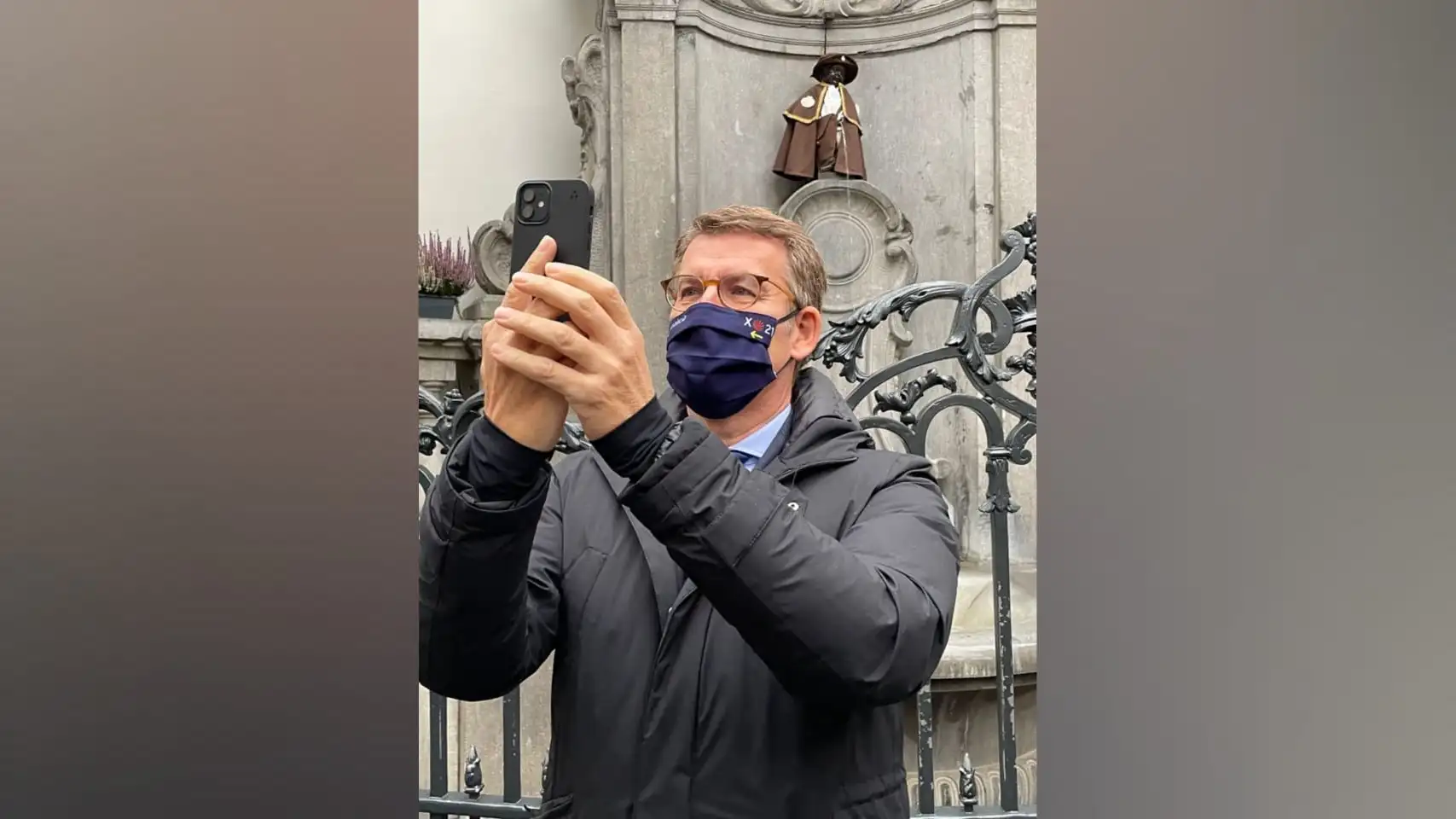 El Manneken Pis se viste de peregrino del Camino de Santiago