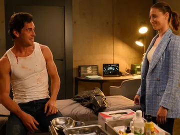 Mario Casas y Michelle Jenner en 'Los hombres de Paco' Mario Casas y Michelle Jenner en 'Los hombres de Paco'