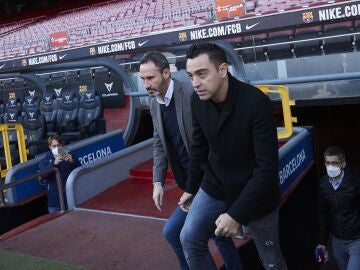 Los entrenadores del Barcelona, Xavi Hernández, y del Espanyol, Vicente Moreno, en el Camp Nou